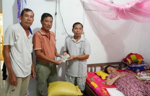 Trao tiền bạn đọc giúp bà Phan Thị Hòa