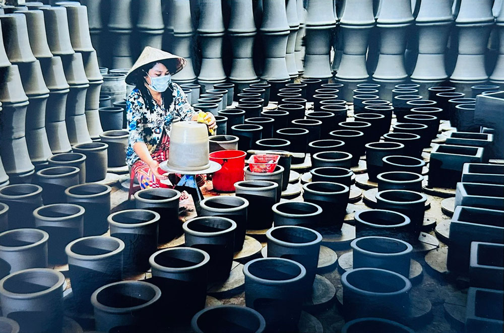 Nghề truyền thống gốm đỏ Vĩnh Long. Ảnh: NGUYỄN HOÀNG KHA

