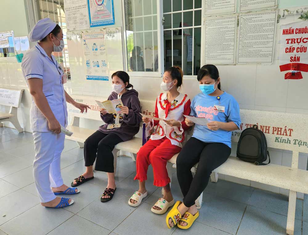 Công tác truyền thông nâng cao nhận thức cộng đồng về các biện pháp dự phòng lây truyền HIV từ mẹ sang con được ngành y tế Vĩnh Long tích cực thực hiện.