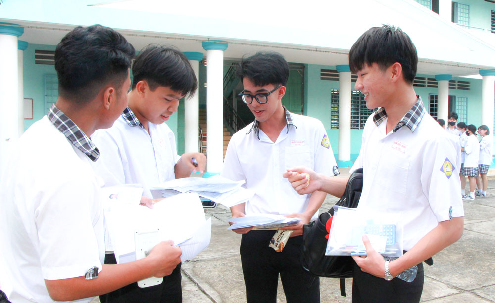 Học sinh điểm thi Trường THPT Phạm Hùng (Long Hồ) hoàn thành kỳ thi tốt nghiệp THPT 2025.