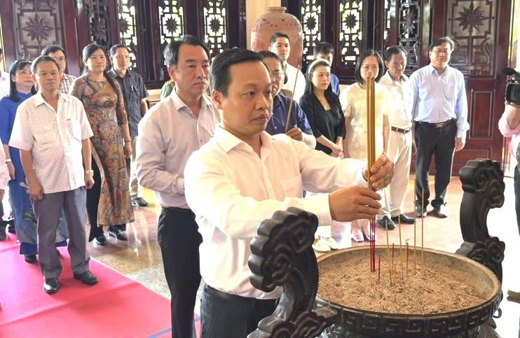 Bí thư Tỉnh ủy- Trần Tiến Dũng dâng hương tưởng niệm Chủ tịch Hội đồng bộ trưởng Phạm Hùng tại khu lưu niệm. Ảnh: TL