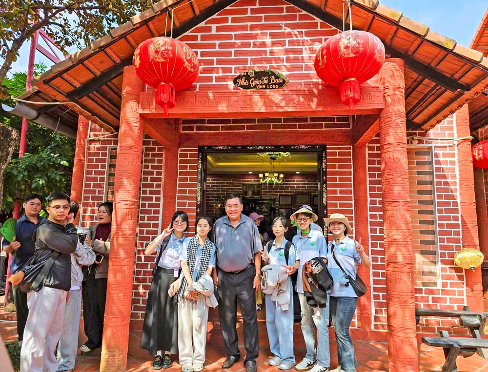 Khu du lịch Nhà gốm Tư Buôi Vĩnh Long vừa được công nhận thuộc Top 10 Thương hiệu uy tín xuất sắc toàn cầu. 