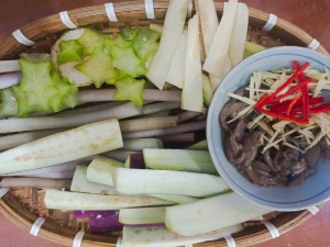 Thòm thèm mắm chua cá lòng tong