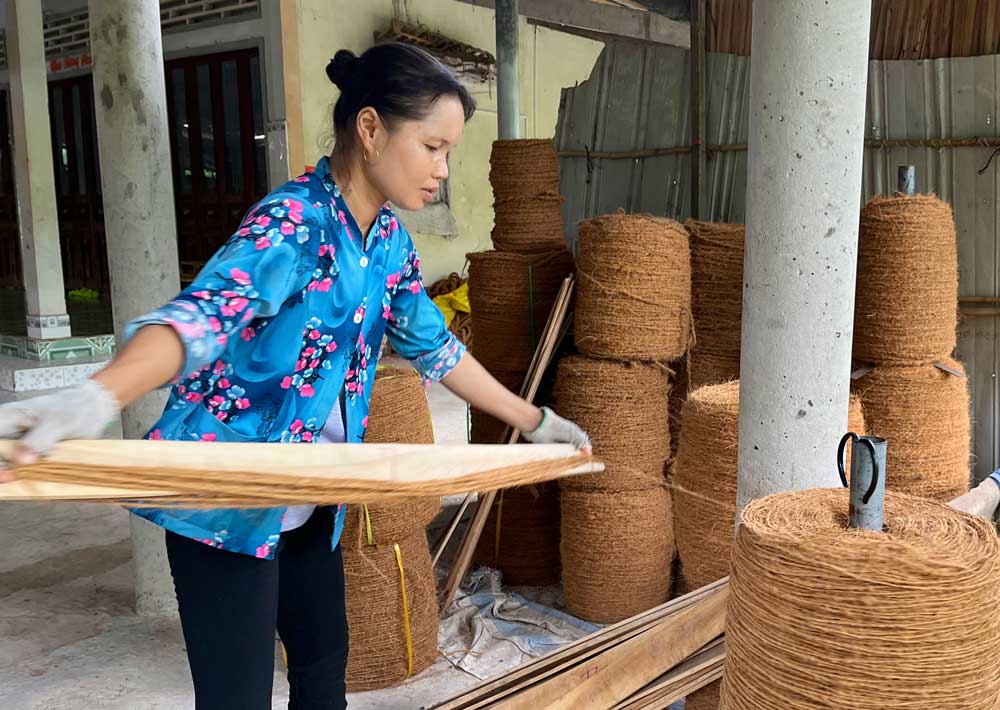 Các ngành nghề tiểu thủ công nghiệp được phát triển rộng rãi tại xã Trung Thành Tây góp phần giải quyết việc làm, tăng thu nhập. 