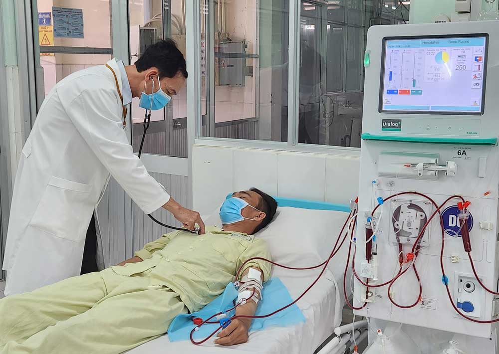Bác sĩ Tăng Văn Mến khám cho một bệnh nhân trẻ chạy thận định kỳ tại BVĐK Vĩnh Long.