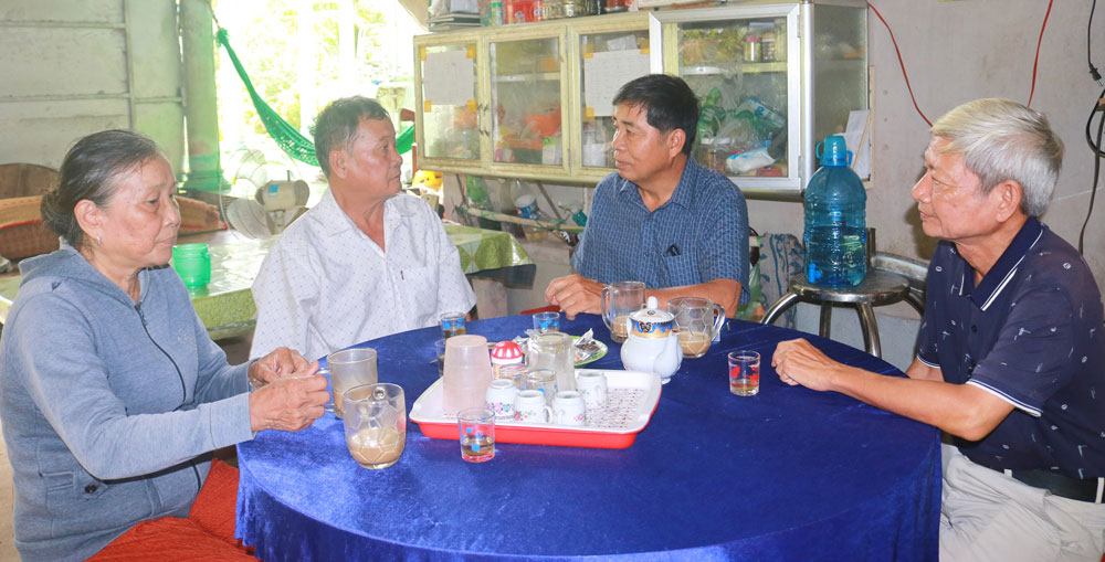 Quan tâm chăm lo sức khỏe cho người cao tuổi. Trong ảnh: Khám mắt, cấp thuốc miễn phí cho người cao tuổi nhân ngày 6/6.

