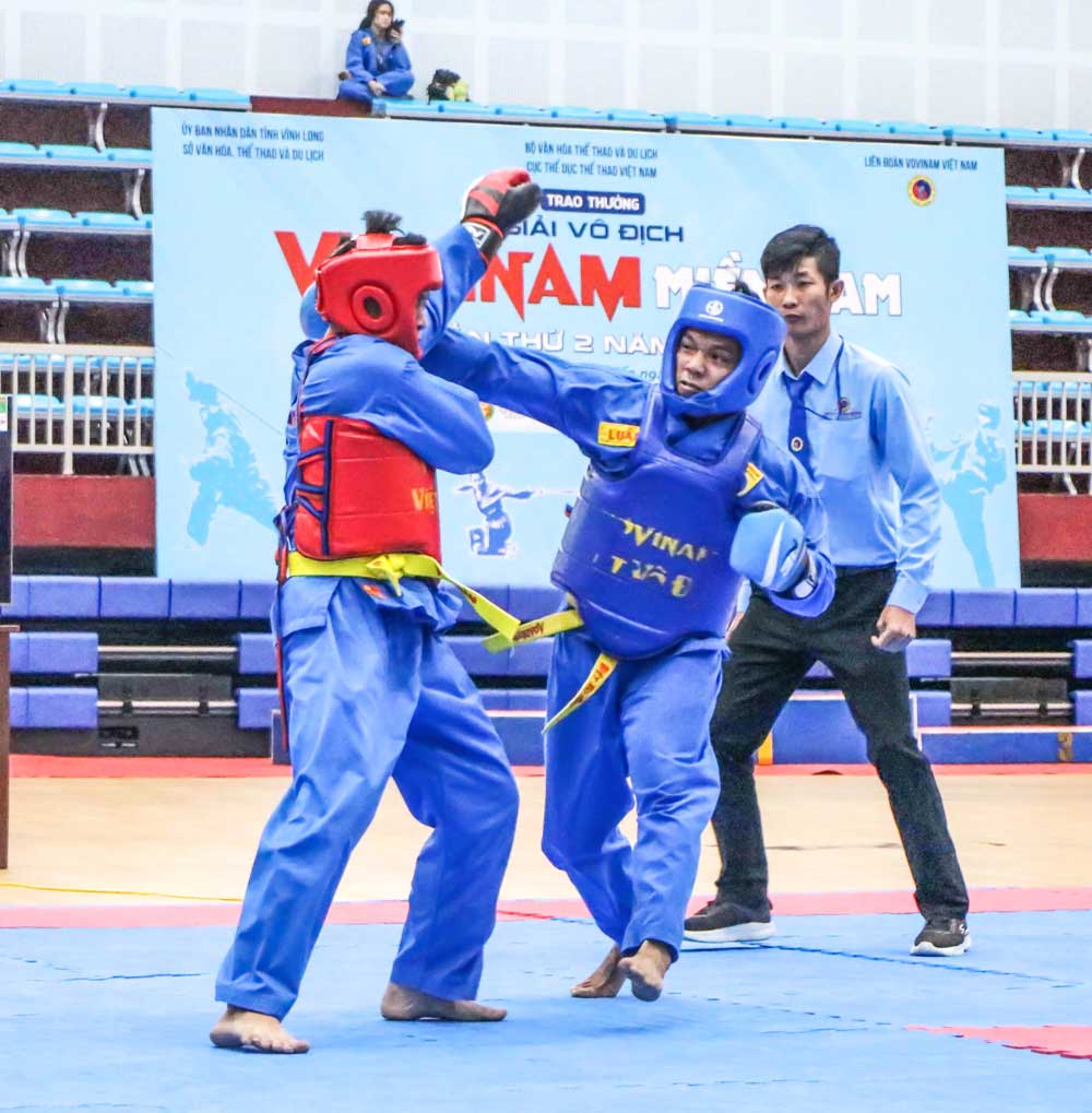 VĐV Võ Minh Luân (bên phải, Vĩnh Long) giành chiến thắng kịch tính trước võ sĩ đến từ đơn vị Quân đội, đoạt tấm HCV nội dung đối kháng hạng cân 72kg nam.