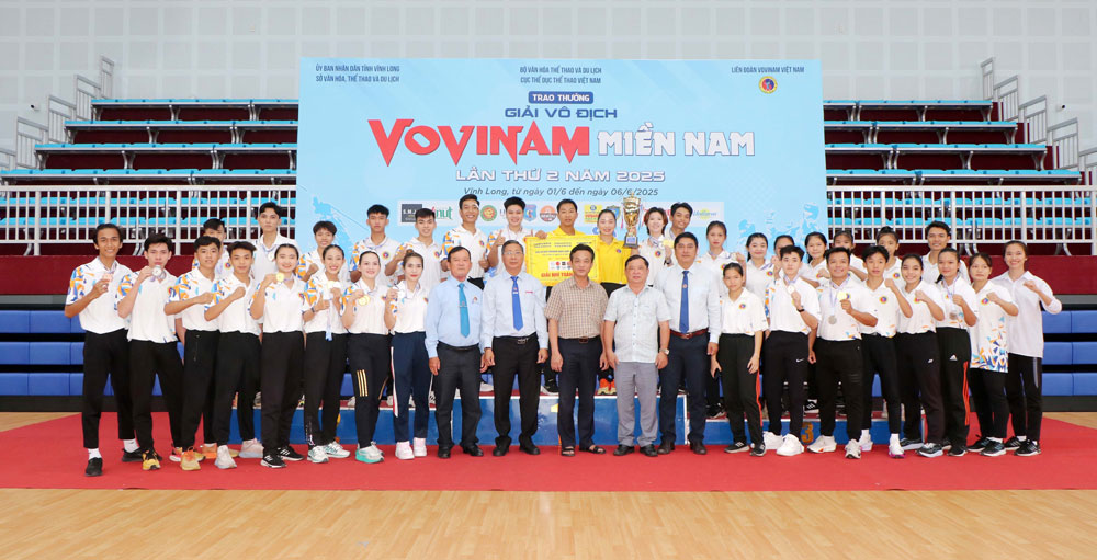 Lãnh đạo Sở Văn hóa-TT-DL tỉnh và các đại biểu chụp ảnh lưu niệm với đoàn vovinam Vĩnh Long.