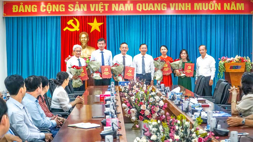 Ngày 10/4, Ban Thường vụ Tỉnh ủy Vĩnh Long công bố và trao quyết định của Ban Thường vụ Tỉnh ủy về việc thành lập Báo và Đài Phát thanh- Truyền hình tỉnh Vĩnh Long; điều động, bổ nhiệm các chức vụ Giám đốc, Phó Giám đốc Báo và Đài Phát thanh- Truyền hình tỉnh Vĩnh Long.