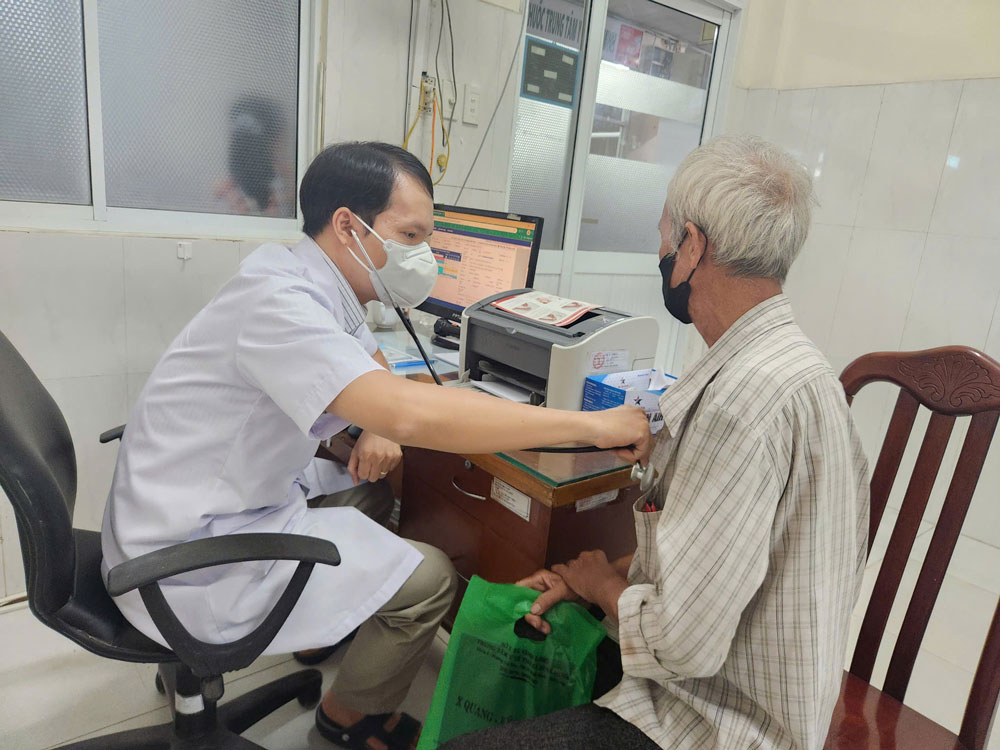 Khi có biểu hiện sốt, ho, khó thở thì phải đến ngay cơ sở y tế nơi gần nhất để được kiểm tra, theo dõi và xử lý kịp thời...