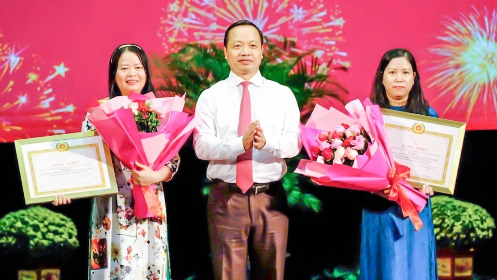 Ông Trần Tiến Dũng- Bí thư Tỉnh ủy, trao bằng khen Giải Báo chí Búa liềm vàng lần thứ IX, năm 2024 tỉnh Vĩnh Long cho đại diện các tác giả có tác phẩm đạt giải A.