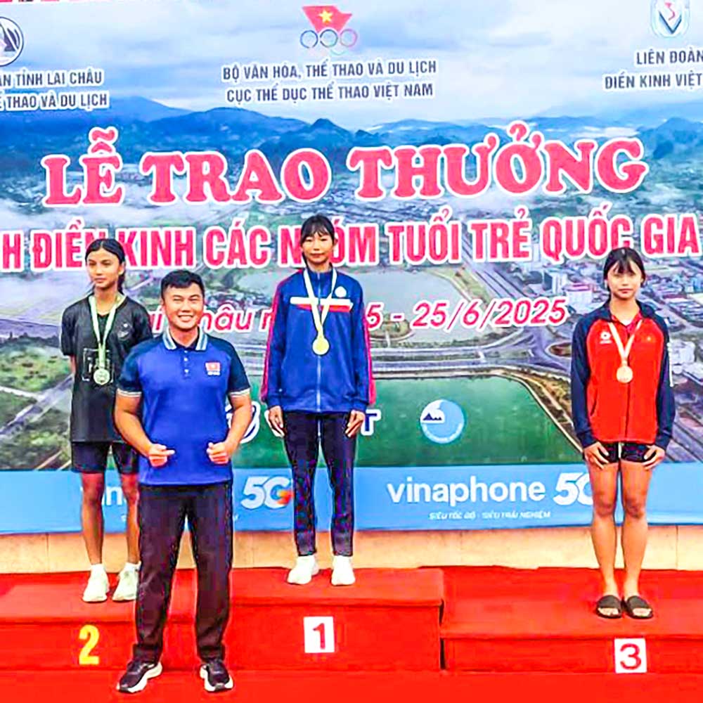 VĐV Vương Tạ Trúc Phương trên bục nhận tấm HCV nội dung nhảy cao.
