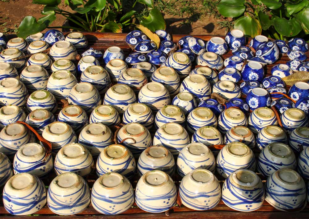 Dòng gốm Lái Thiêu thân thuộc từ cái chén, cái muỗng, cái chậu. 