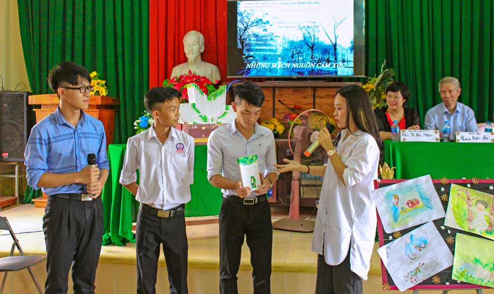 Buổi giao lưu với các tác giả sách tại Trường THPT Nguyễn Thông.