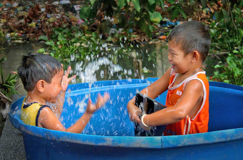 Con là hạnh phúc, là lẽ sống, là niềm vui của cha mẹ. Ảnh: TRẦN NHÀNH