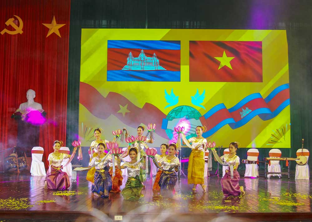 Các hoạt động giao lưu nghệ thuật là một bản hòa ca sinh động của tình hữu nghị Việt Nam- Campuchia.