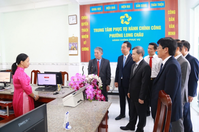 Đoàn công tác Trung ương đến thăm, động viên đội ngũ cán bộ, công chức phường Long Châu