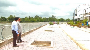 Người dân phấn khởi khi các công trình đê bao sông Măng Thít phát huy hiệu quả