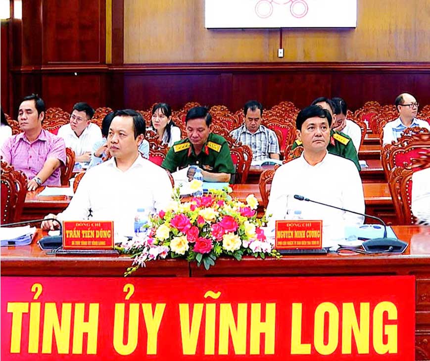 Bí thư Tỉnh ủy Vĩnh Long- Trần Tiến Dũng chủ trì hội nghị trực tuyến tại điểm cầu Tỉnh ủy Vĩnh Long.