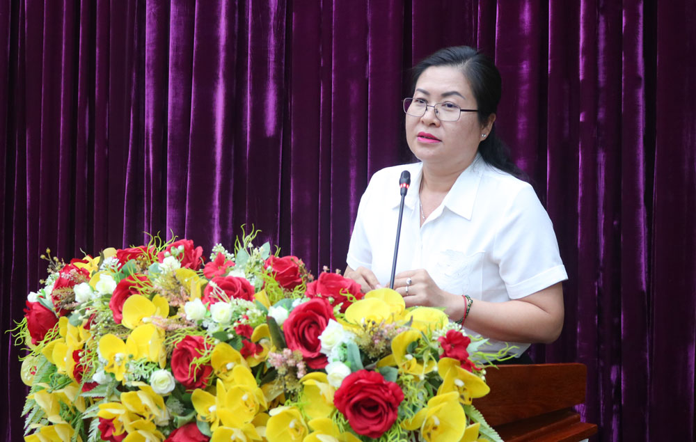 Bà Nguyễn Thị Minh Trang- Ủy viên Thường vụ Tỉnh ủy, Trưởng Ban Tuyên giáo và Dân vận Tỉnh ủy phát biểu chỉ đạo tại hội nghị.