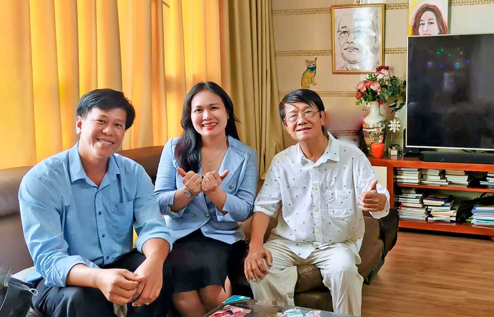 Nhà báo Huỳnh Dũng Nhân chụp ảnh kỷ niệm cùng nhóm tác giả.