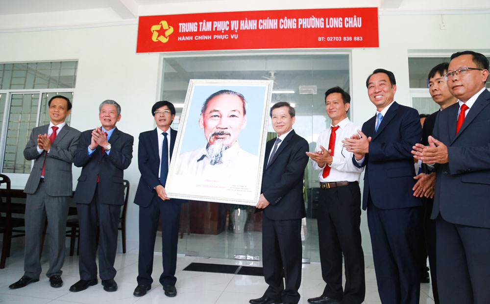 Đoàn công tác Trung ương do đồng chí Lê Minh Trí- Bí thư Trung ương Đảng, Chánh án Tòa án Nhân dân tối cao làm trưởng đoàn đã đến thăm và động viên tại phường Long Châu.