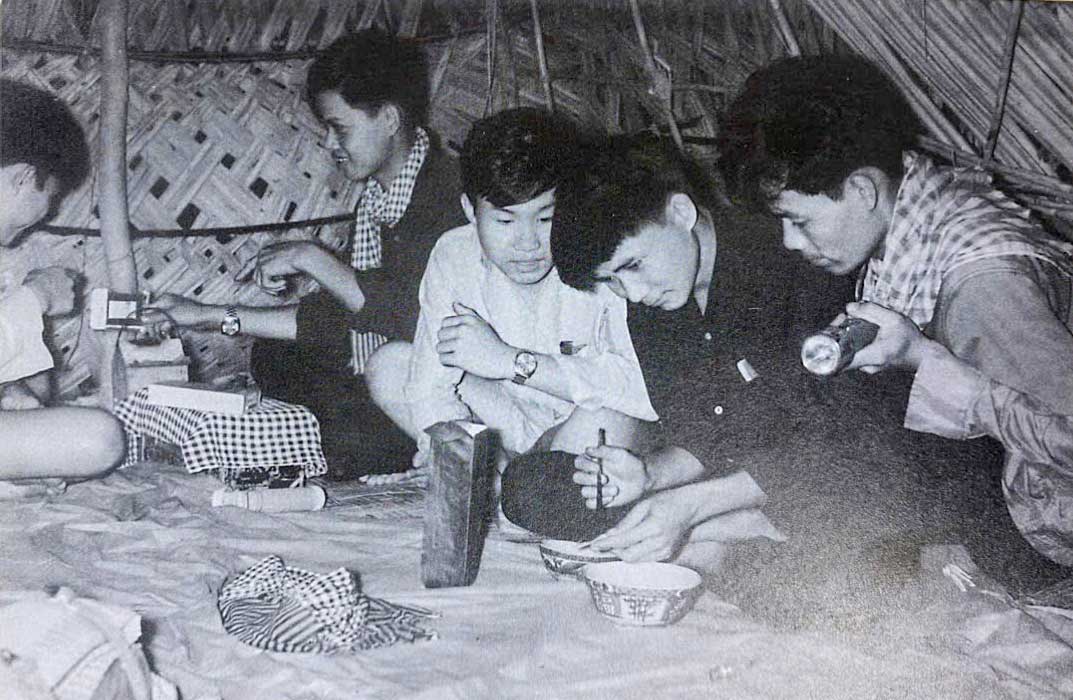 Tổ nhiếp ảnh đang tập huấn rửa hình (1970). Ảnh chụp lại từ sách Lịch sử ngành tuyên giáo tỉnh Vĩnh Long (1930-2005). 