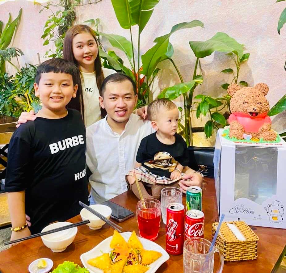 Gia đình cùng nhau quây quần trong bữa ăn, chia sẻ và gắn kết.

