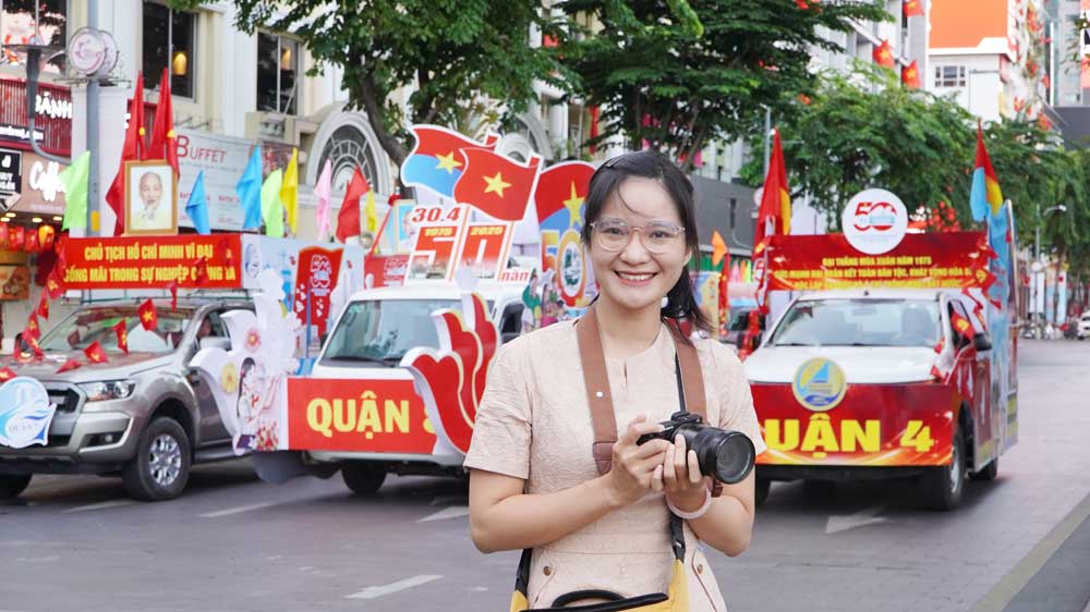 Giữa dòng chảy thông tin, đôi khi người làm báo chọn đứng lại để nhìn sâu hơn. Trong ảnh: Tác giả tác nghiệp tại sự kiện kỷ niệm 50 năm ngày Giải phóng miền Nam, thống nhất đất nước.