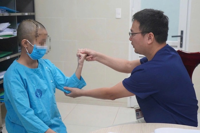 Bệnh nhi 13 tuổi bị đột quỵ, được Bệnh viện Đà Nẵng phẫu thuật thành công