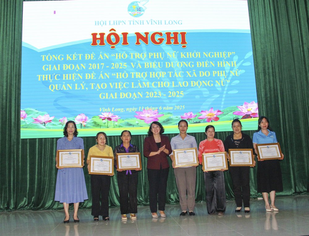 Các tổ chức nhận bằng khen có thành tích xuất sắc trong “Hỗ trợ Phụ nữ khởi nghiệp, giai đoạn 2017-2025”.