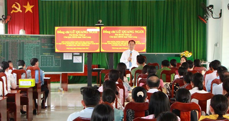 Phó Bí thư Tỉnh ủy, Chủ tịch UBND tỉnh- Lữ Quang Ngời thăm điểm thi Trường THPT Vĩnh Long.