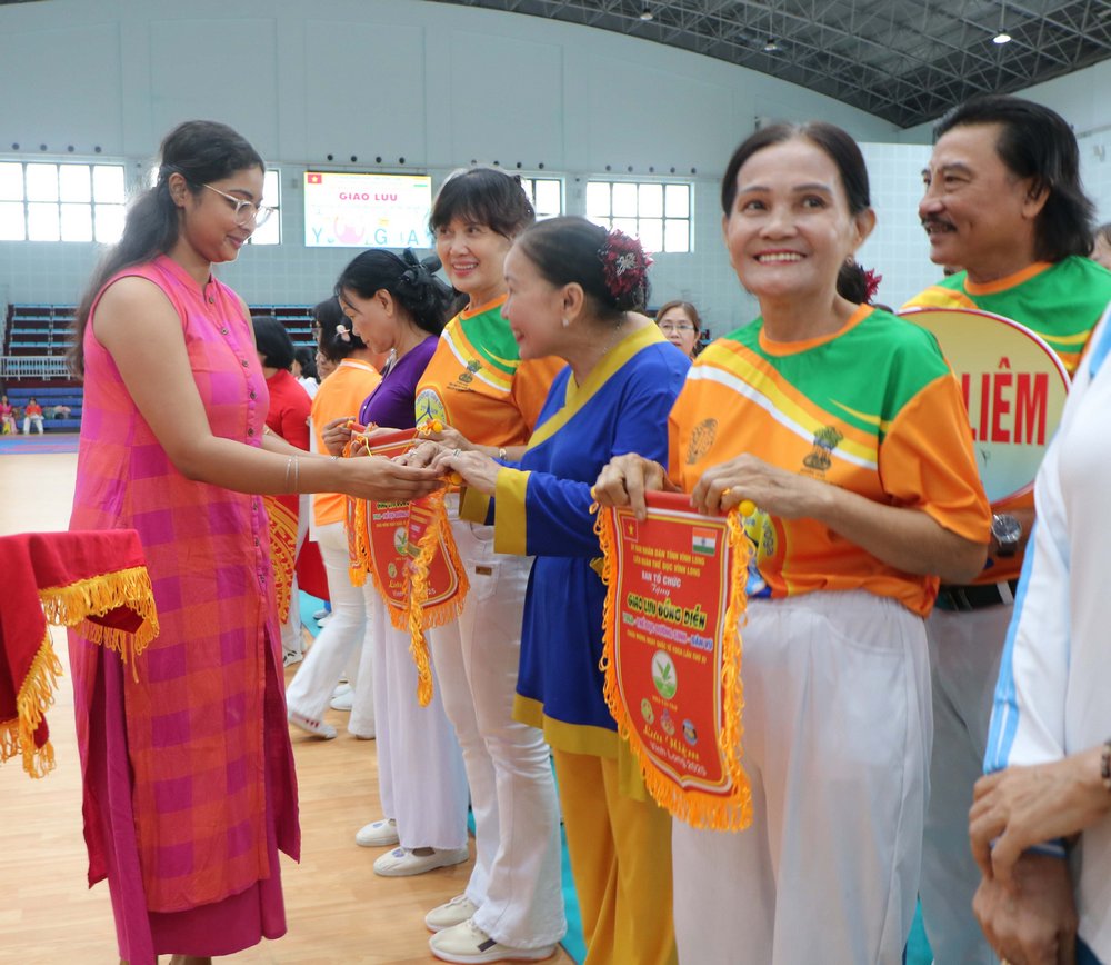 Trao cờ lưu niệm cho các CLB tham dự.