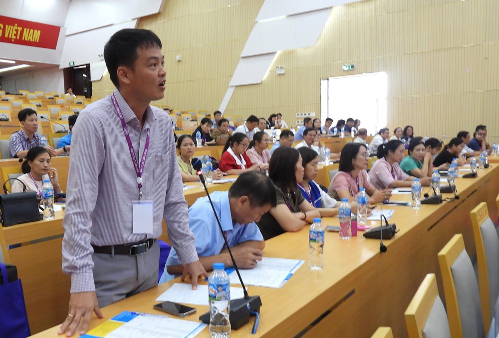 Đại biểu trình bày ý kiến tại hội nghị.