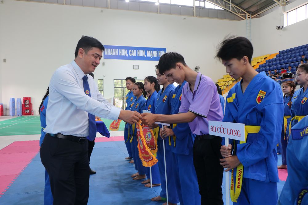  Trao cờ lưu niệm cho các đội.