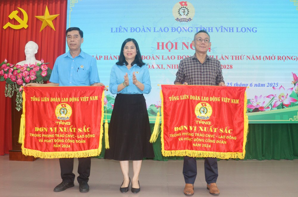 Bà Nguyễn Thị Mỹ Dung- quyền Chủ tịch Liên đoàn Lao động tỉnh trao cờ thi đua của Tổng Liên đoàn Lao động Việt Nam cho đơn vị xuất sắc trong phong trào công nhân, viên chức, lao động và hoạt động công đoàn năm 2024.