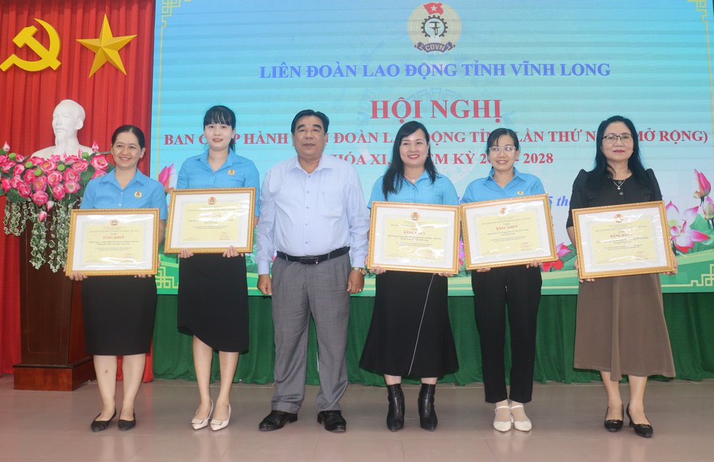 Ông Trần Thanh Lâm- Phó Chủ tịch Ủy ban MTTQ Việt Nam tỉnh trao bằng khen của Tổng Liên đoàn Lao động Việt Nam cho các tập thể có thành tích xuất sắc trong phong trào thi đua lao động giỏi và xây dựng tổ chức công đoàn vững mạnh năm 2024.