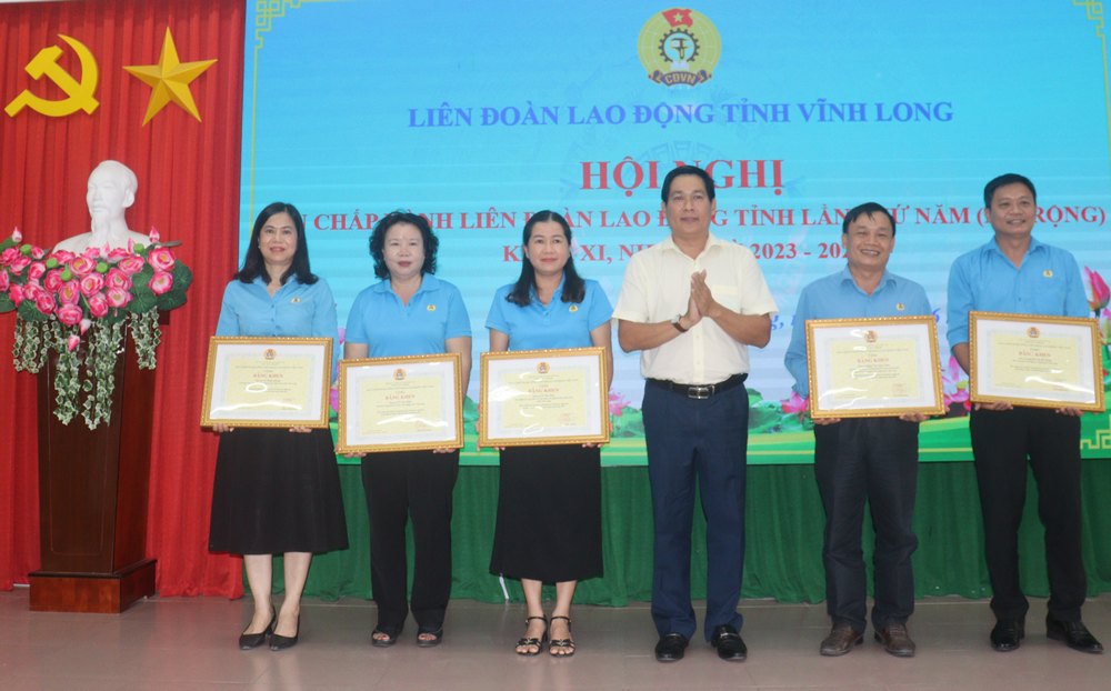 Ông Nguyễn Trung Kiên- Phó Trưởng Ban Tuyên giáo và Dân vận Tỉnh ủy trao bằng khen cho các cá nhân có thành tích xuất sắc trong phong trào thi đua lao động giỏi và xây dựng tổ chức công đoàn vững mạnh năm 2024.