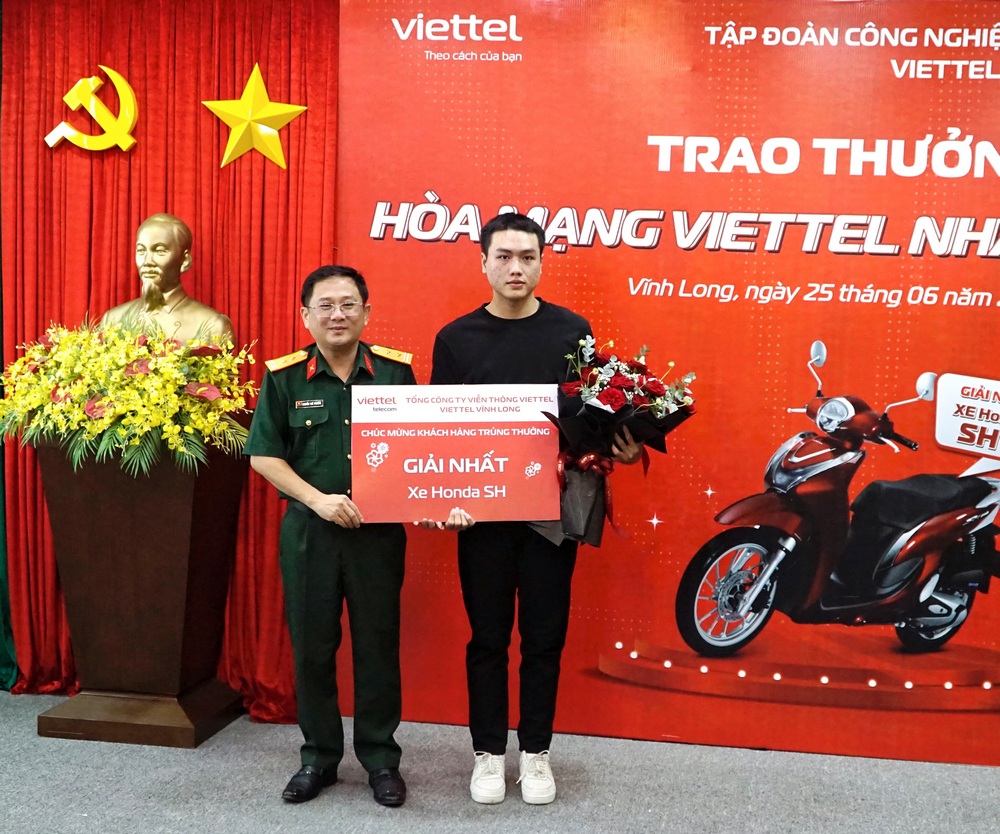 Trung tá Nguyễn Thế Phương- Giám đốc Viettel Vĩnh Long trao giải thưởng cho khách hàng Hồ Văn Khải.