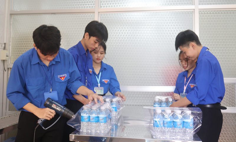  Sinh viên Trường ĐH Sư phạm kỹ thuật Vĩnh Long tham gia sản xuất nước đóng chai tặng cho thí sinh.