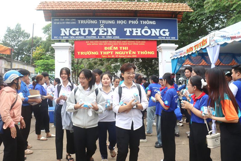  Các tình nguyện viên có mặt tại các điểm thi để đồng hành cùng thí sinh.