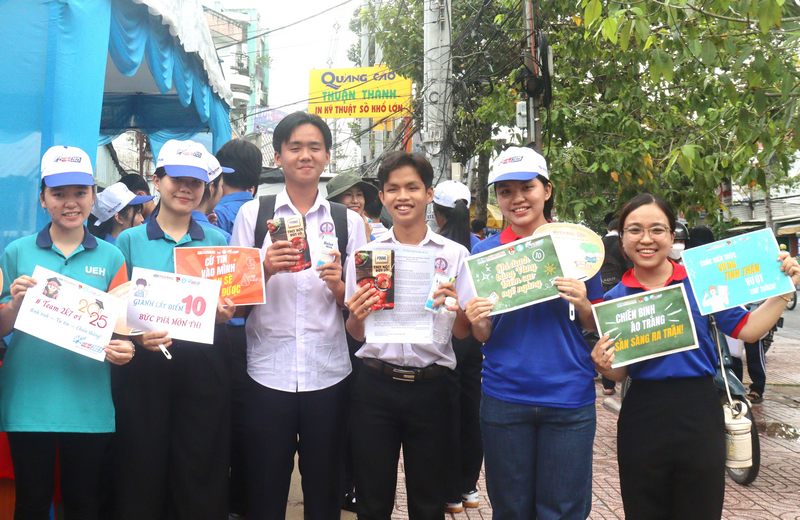 Những lời động viên tinh thần mà các tình nguyện viê gửi đến thí sinh, với mong muốn các em vững tin, an tâm làm bài thi tốt.