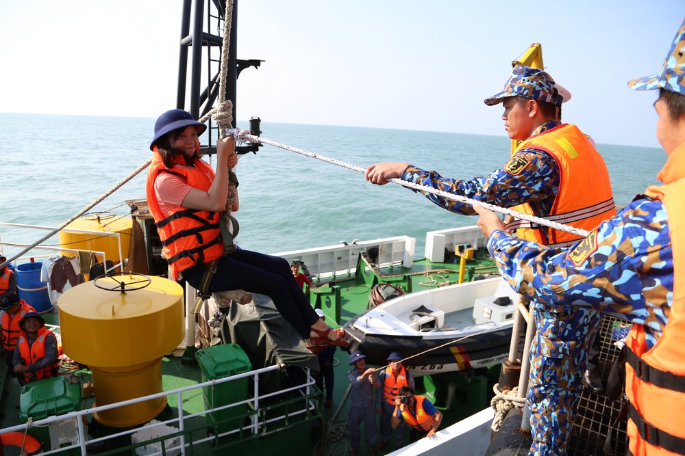 Tôi đã có những kỷ niệm đáng nhớ khi “đu dây” đến thăm và chúc Tết cán bộ, chiến sĩ Nhà giàn DK1