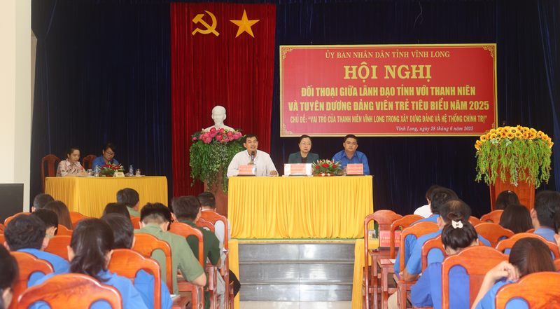 Ông Hồ Văn Kiên- Phó Giám đốc Sở Nội vụ giải đáp, thông tin những vấn đề mà cán bộ đoàn, đoàn viên, thanh niên quan tâm