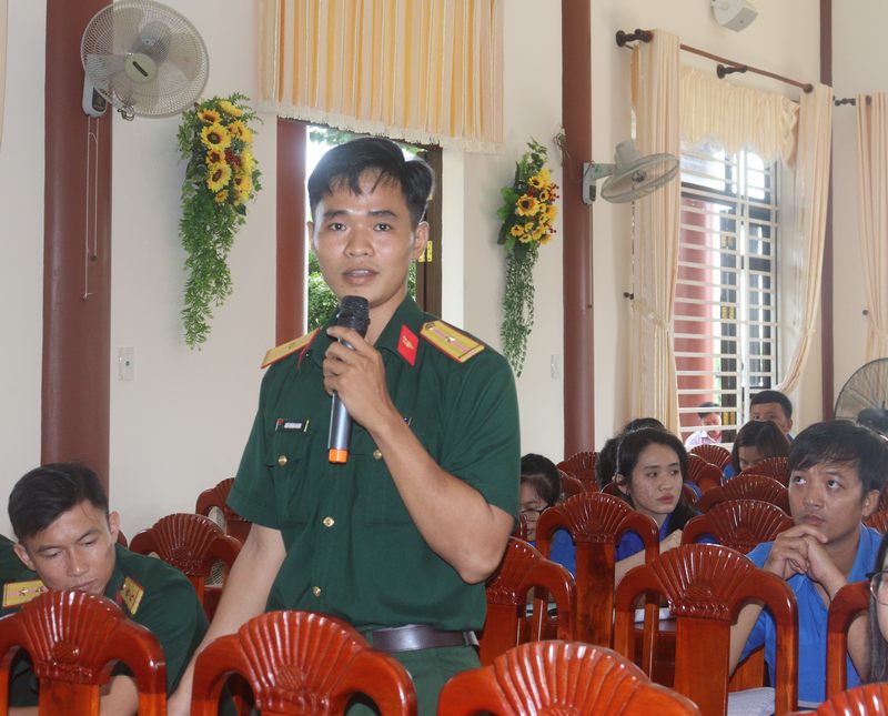  Bạn trẻ đặt câu hỏi tại hội nghị đối thoại