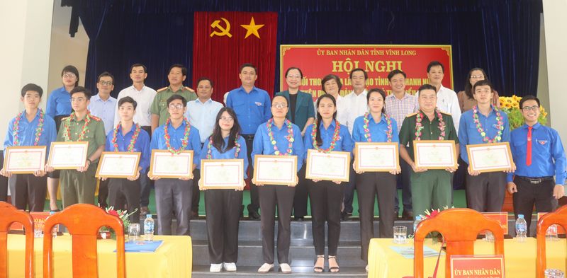 Tuyên dương 10 đảng viên trẻ tiêu biểu