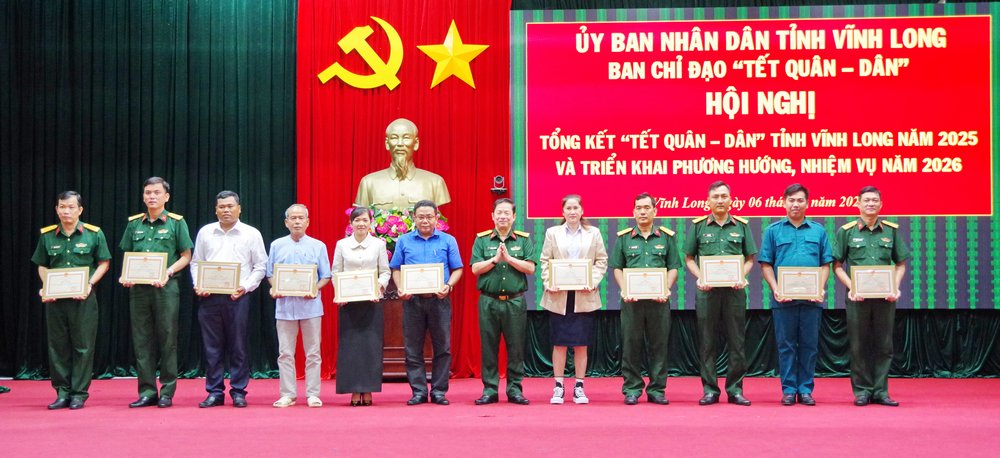 Đại tá Trần Minh Trang- Ủy viên Ban Thường vụ Tỉnh ủy, Chỉ huy trưởng Bộ Chỉ huy Quân sự tỉnh, Phó trưởng BCĐ Tết Quân dân tỉnh, khen thưởng cho các cá nhân có thành tích xuất sắc trong hoạt động Tết Quân dân.