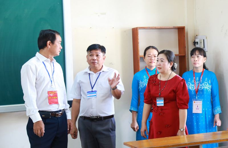 Ông Huỳnh Hoàng Thành đến thăm điểm thi Trường THPT Nguyễn Thông.