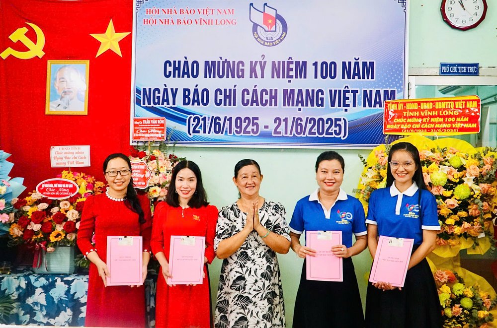 Bà Nguyễn Thị Hồng Thư- Phó Chủ tịch Thường trực Hội Nhà báo Vĩnh Long trao quyết định công nhận các hội viên mới.