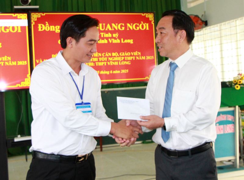 Chủ tịch UBND tỉnh- Lữ Quang Ngời thay mặt lãnh đạo tỉnh, tặng quà và chúc quý thầy cô và thí sinh hoàn thành tốt nhiệm vụ được giao.